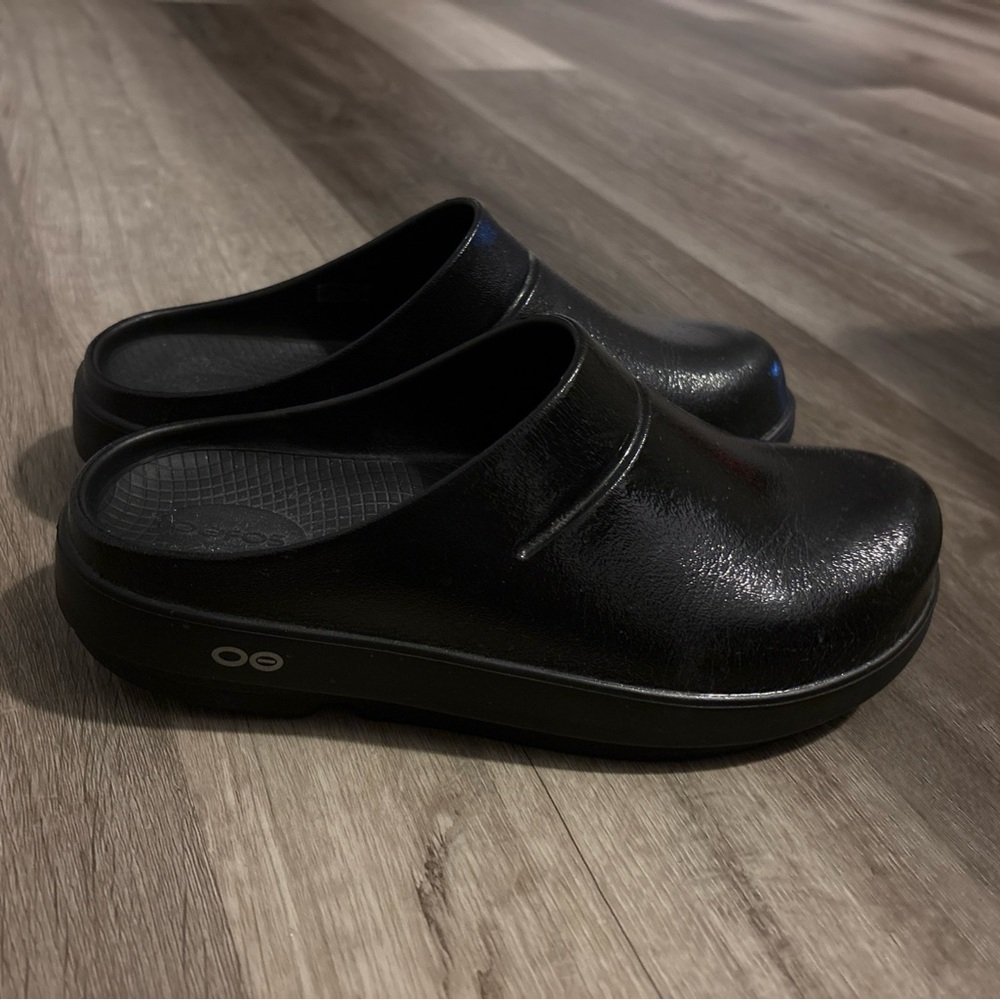 Oofos Black Slip-On Clogs